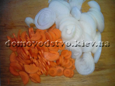 Морковку с луком чистим и нарезаем кольцами