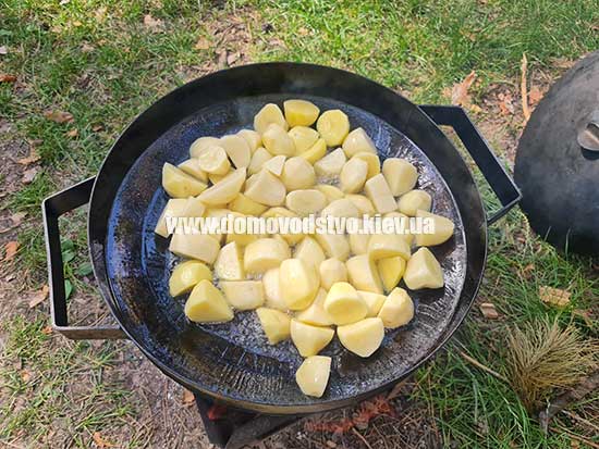 Як олія нагріється кладемо картоплю. 