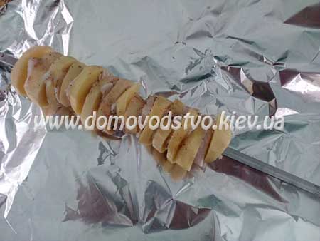 Картошка в фольге, запеченная с салом на шампурах
