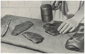 Нарезанные куски мяса надо слегка отбить тяпкой или деревянным молотком