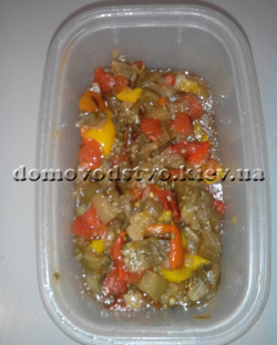 Диетический салат из печеных баклажанов, перца и лука