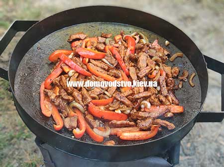 Жареное мясо на сковороде на огне по-китайски
