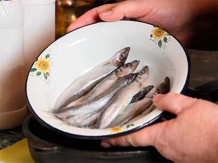 Как избавиться от запаха рыбы, лука, подгорелого молока