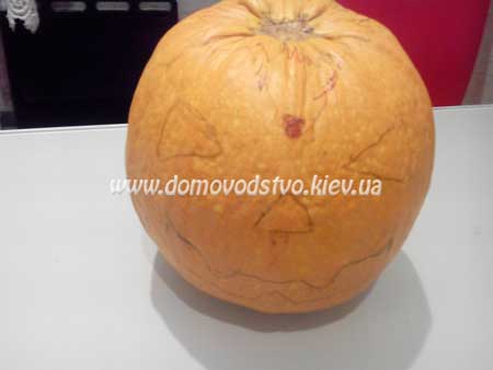 фломастером рисуем глаза, нос, рот с зубками
