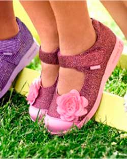 Какие предпочесть детские туфли для девочек — с каблуком или без?