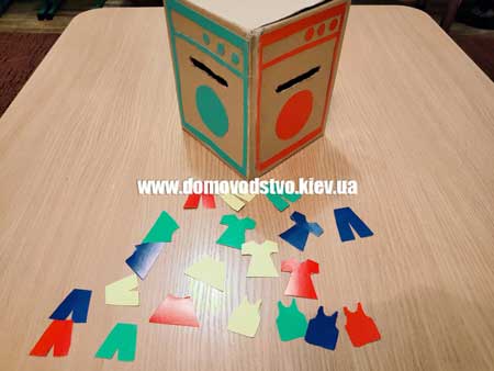 Вырезаем из оставшегося картона вещи