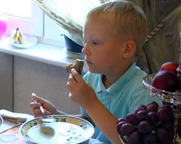 Как научить ребенка правильно есть