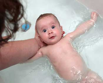 Как правильно помыть новорожденного ребенка - советы родителям